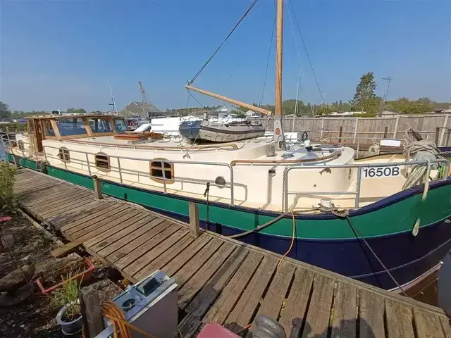 Luxe Motor Replica Dutch Barge