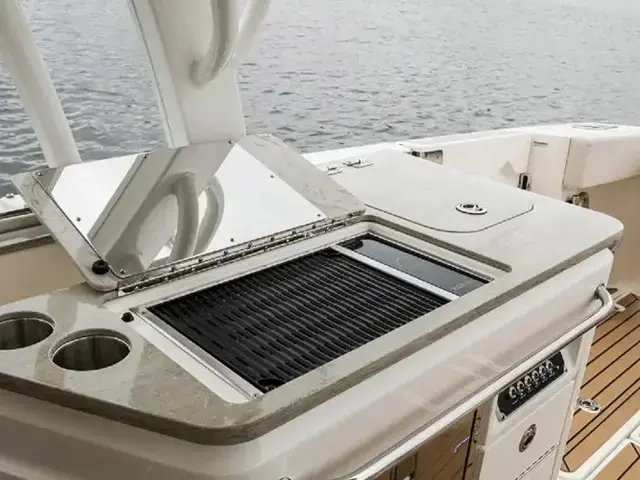 Boston Whaler 320 Vantage