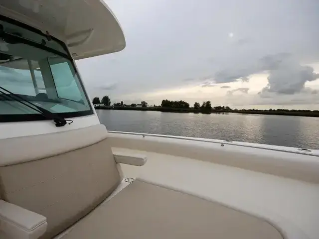 Boston Whaler 330 Outrage