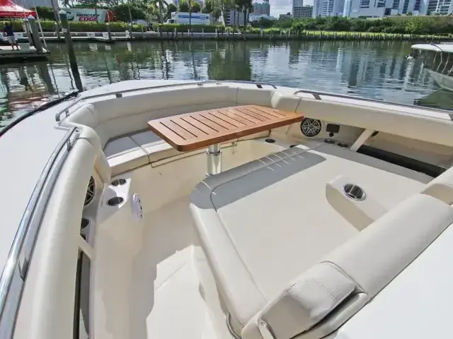 Boston Whaler 350 Realm