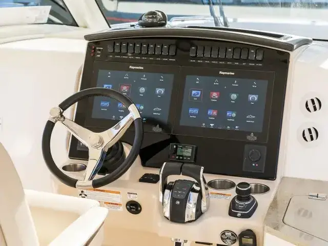 Boston Whaler 350 Realm