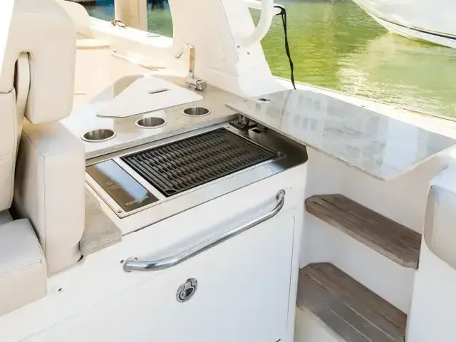 Boston Whaler 350 Realm