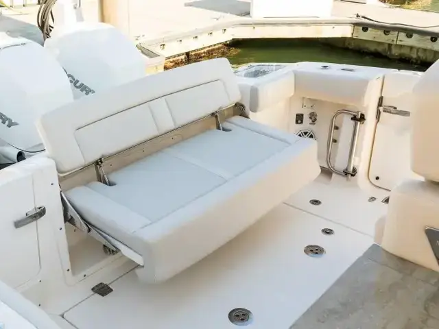 Boston Whaler 350 Realm