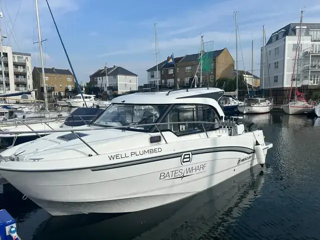 Beneteau Antares 8 Fishing