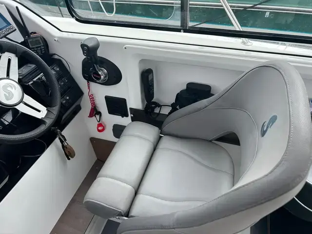 Beneteau Antares 8 Fishing