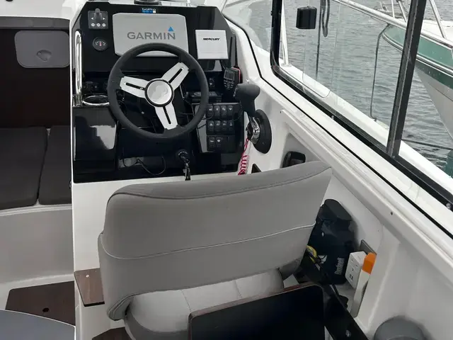 Beneteau Antares 8 Fishing