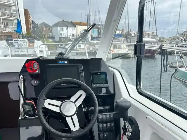 Beneteau Antares 8 Fishing