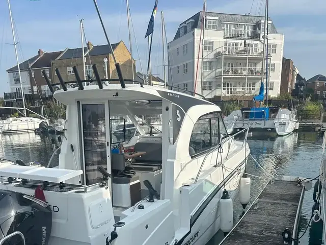 Beneteau Antares 8 Fishing