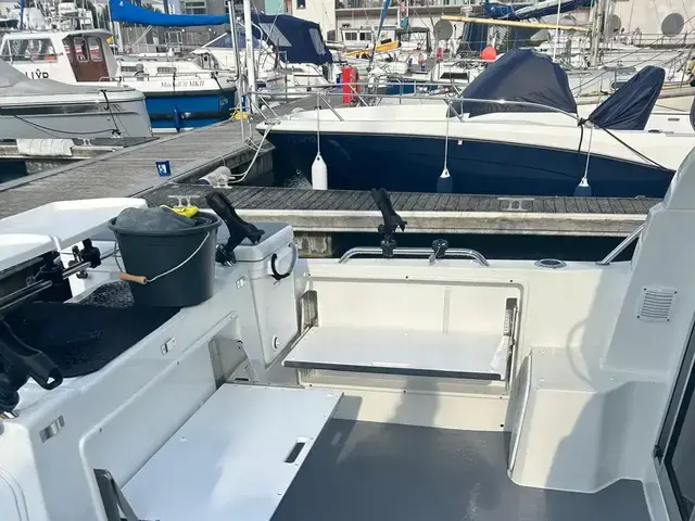 Beneteau Antares 8 Fishing