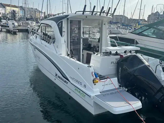 Beneteau Antares 8 Fishing