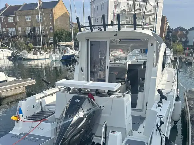 Beneteau Antares 8 Fishing