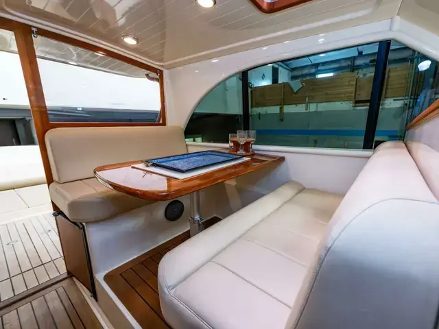 Palm Beach Motor Yachts Avalon 32