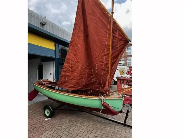 Custom Lug Sail Dinghy