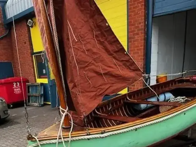 Custom Lug Sail Dinghy