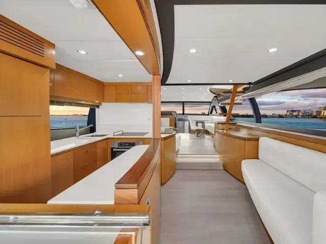 Ferretti Yachts 660