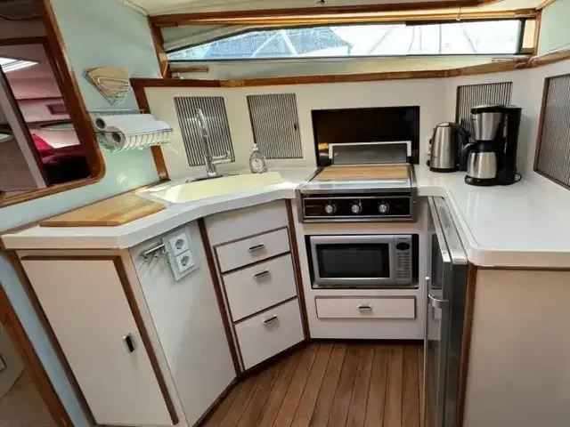 Sea Ray 340 Express Cruiser