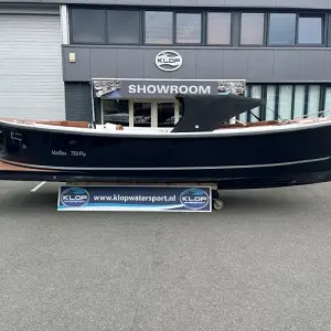 2024 Maxima Boats 750 Flying Lounge in de kleurstelling donkerblauw - wit op voorraad!