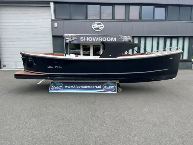 Maxima Boats 750 Flying Lounge in de kleurstelling donkerblauw - wit op voorraad!