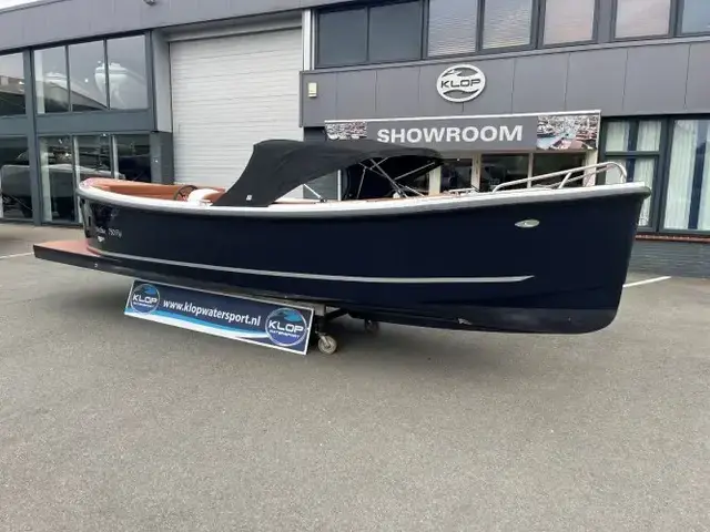 Maxima Boats 750 Flying Lounge in de kleurstelling donkerblauw - wit op voorraad!