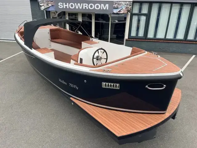 Maxima Boats 750 Flying Lounge in de kleurstelling donkerblauw - wit op voorraad!