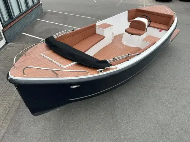 Maxima Boats 750 Flying Lounge in de kleurstelling donkerblauw - wit op voorraad!