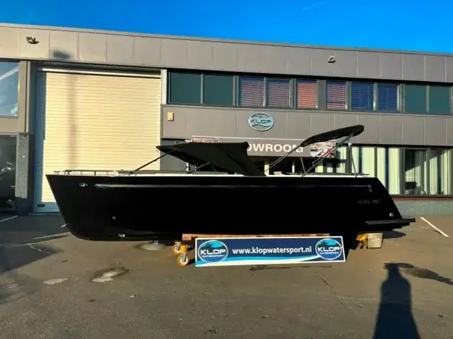 Maxima Boats 730I met Vetus 42 pk Diesel zwart