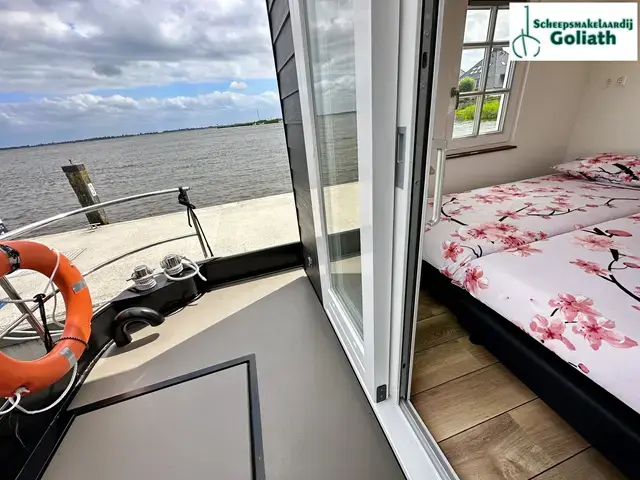 HOMESHIP VaarChalet 1250D Luxe Houseboat