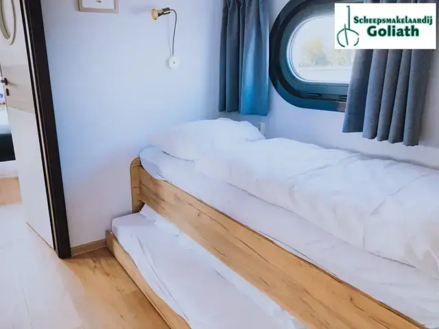 Campi 400 Houseboat