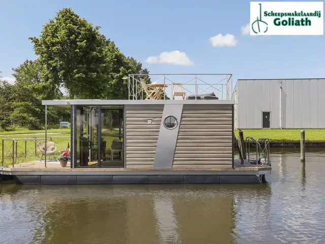 Campi 300 Houseboat