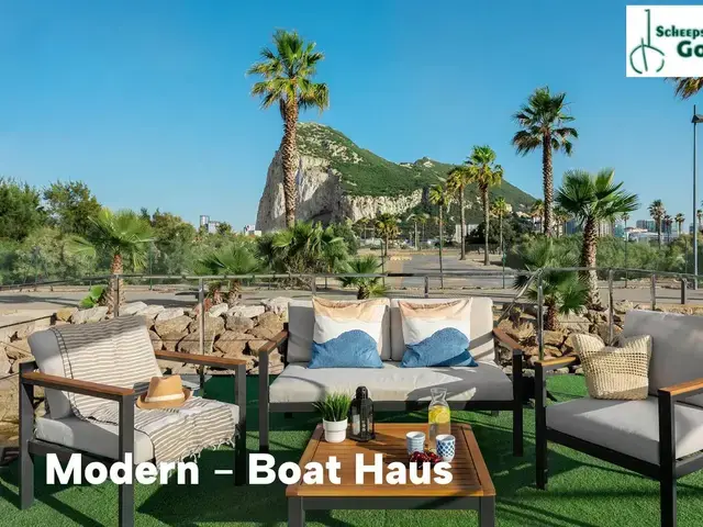 Boat Haus Mediterranean 8X4 MODERN Houseboat