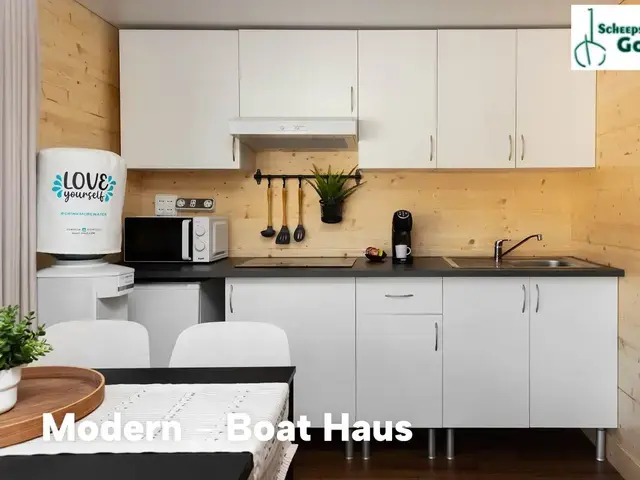 Boat Haus Mediterranean 8X4 MODERN Houseboat