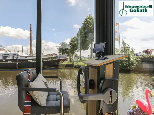 Campi 300 Houseboat