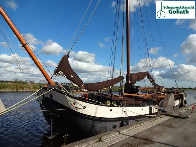 Hasselteraak Charter-woonschip