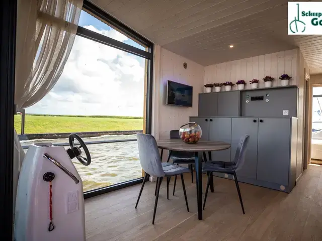 Twin Vee Butterfly Houseboat