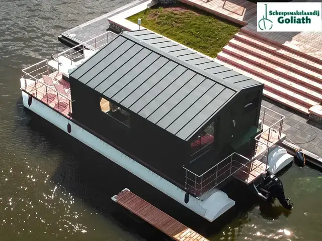 Twin Vee M-Cabin Houseboat