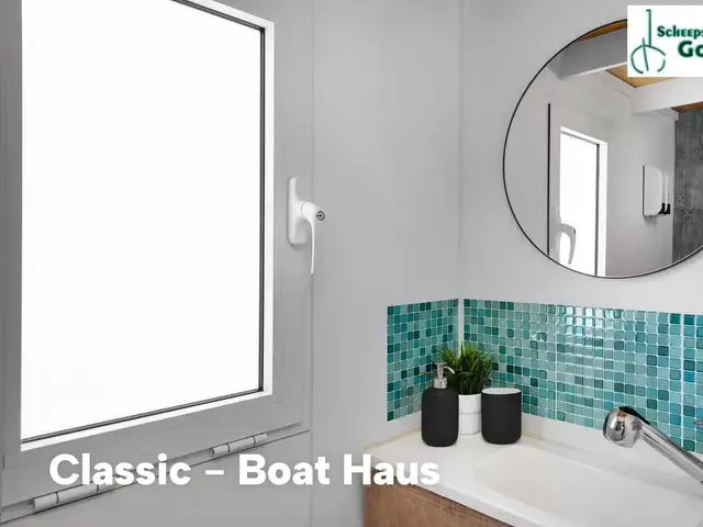 Boat Haus Mediterranean 8x3 Classic Houseboat