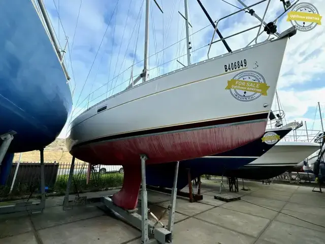 Beneteau Oceanis Clipper 331 for sale in Belgium for €42,000 ($43,636)