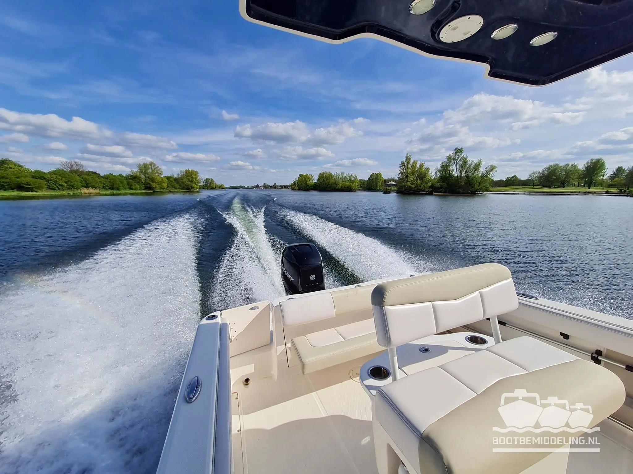 2016 Robalo r222