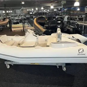 2023 Zodiac Yachtline 360 met Suzuki 20 pk