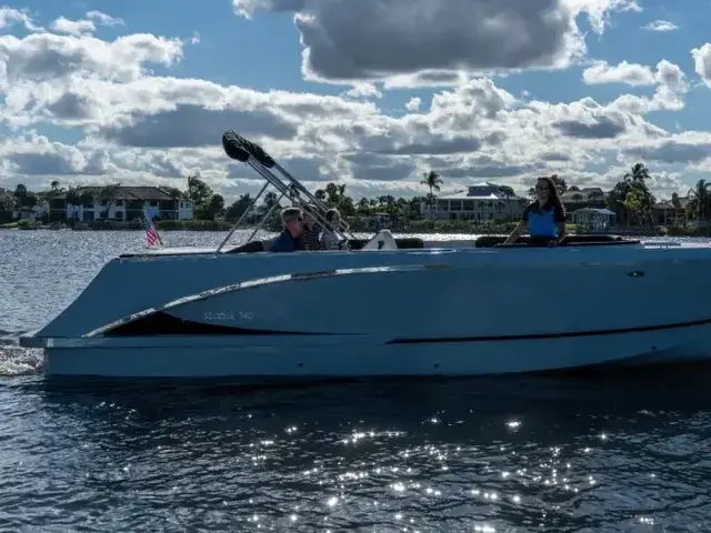 Maxima Boats 740