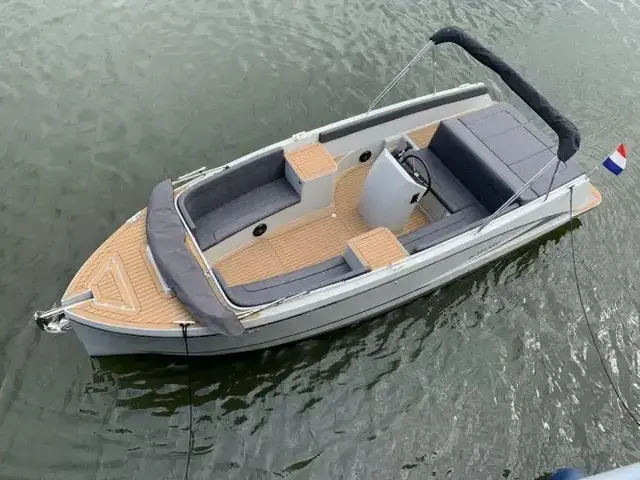 Maxima Boats 740