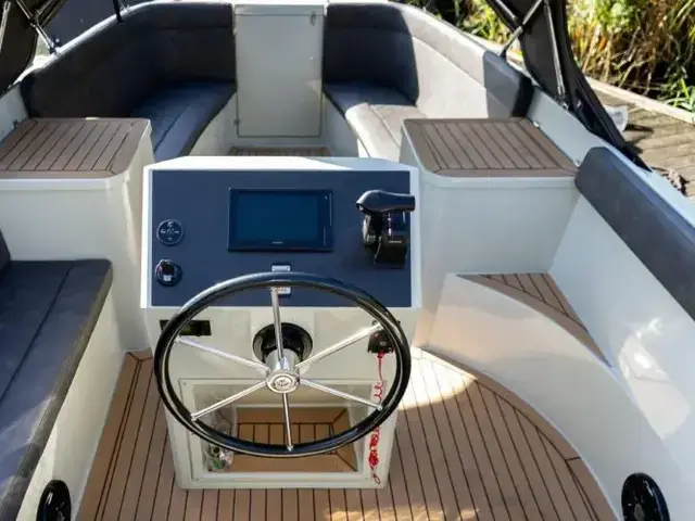 Maxima Boats 740