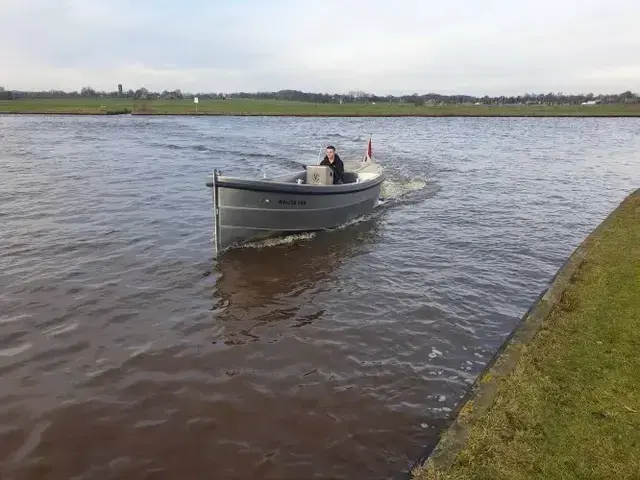 Van Vossen 600 Sloep & KERST- EN OUDEJAARSSHOW