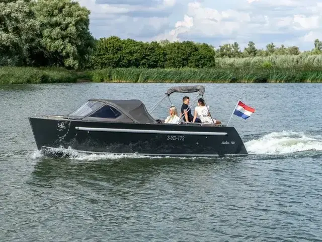 Maxima Boats 730