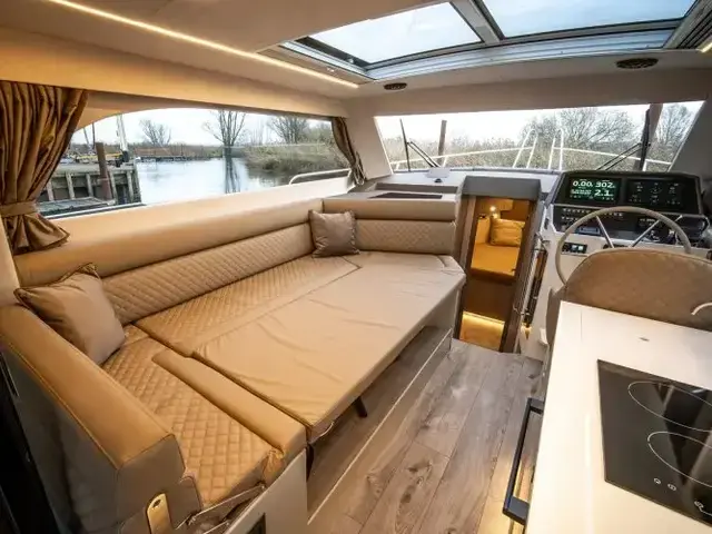 Maxima Boats 37