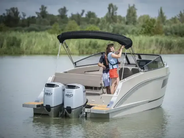 Maxima Boats 800 Cabin