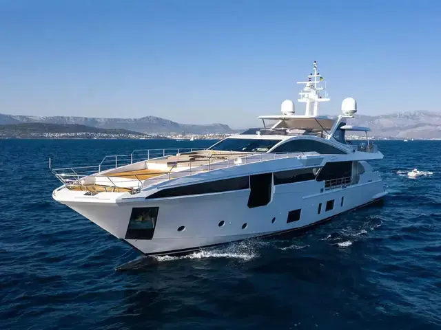 Azimut Grande 35