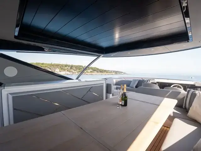 Sunseeker 88 Yacht