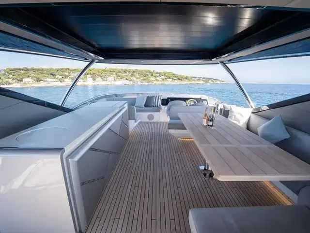 Sunseeker 88 Yacht