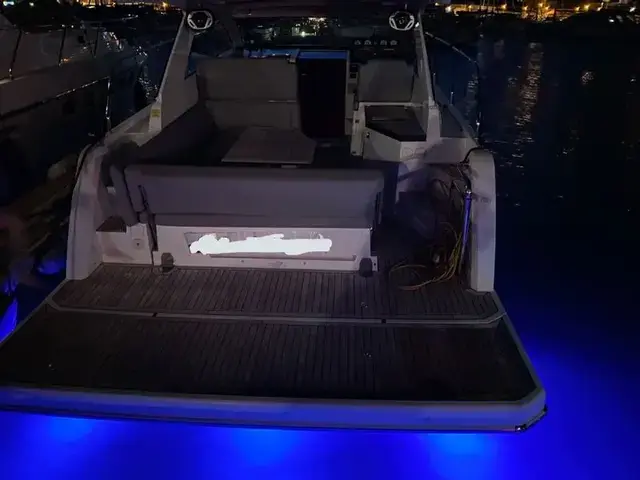 Sealine S330